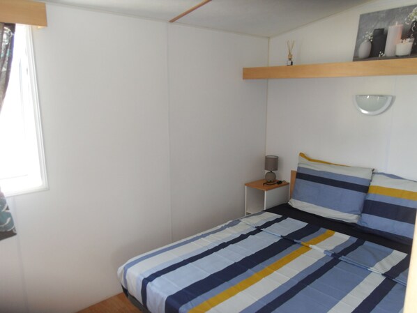 2 bedrooms, iron/ironing board, bed sheets