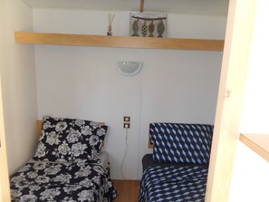 2 bedrooms, iron/ironing board, bed sheets