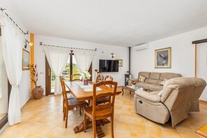 TV - Pet-Friendly Villa Tomaso with Mountain View, Garden, A/C & Wi-Fi (Arzachena)