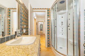 Douche, sèche-cheveux, serviettes fournies