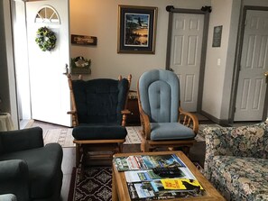 Interior - Bright and cheerful. With glorious sunrise/sunset views, close to Glacier park. (Columbia Falls)