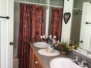 Combined shower/tub, hair dryer, towels, soap - Bright and cheerful. With glorious sunrise/sunset views, close to Glacier park. (Columbia Falls)