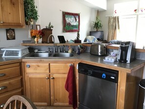 Fridge, microwave, oven, stovetop - Bright and cheerful. With glorious sunrise/sunset views, close to Glacier park. (Columbia Falls)