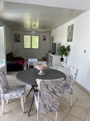 Dining - Private villa with swimming pool and parking (Marseille)