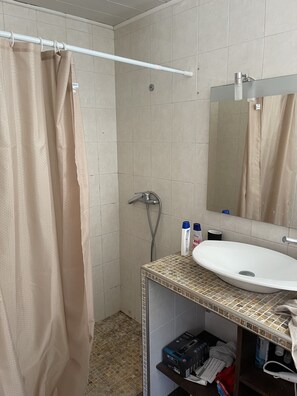 Een douche, een haardroger, handdoeken, zeep