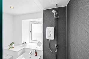 Shower, hair dryer, towels - Clifftop Cottage - A Seaside Sanctuary (Auchmithie)