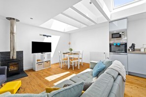 TV, books - Clifftop Cottage - A Seaside Sanctuary (Auchmithie)