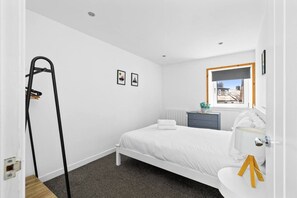 Desk, iron/ironing board, free WiFi, bed sheets - Clifftop Cottage - A Seaside Sanctuary (Auchmithie)