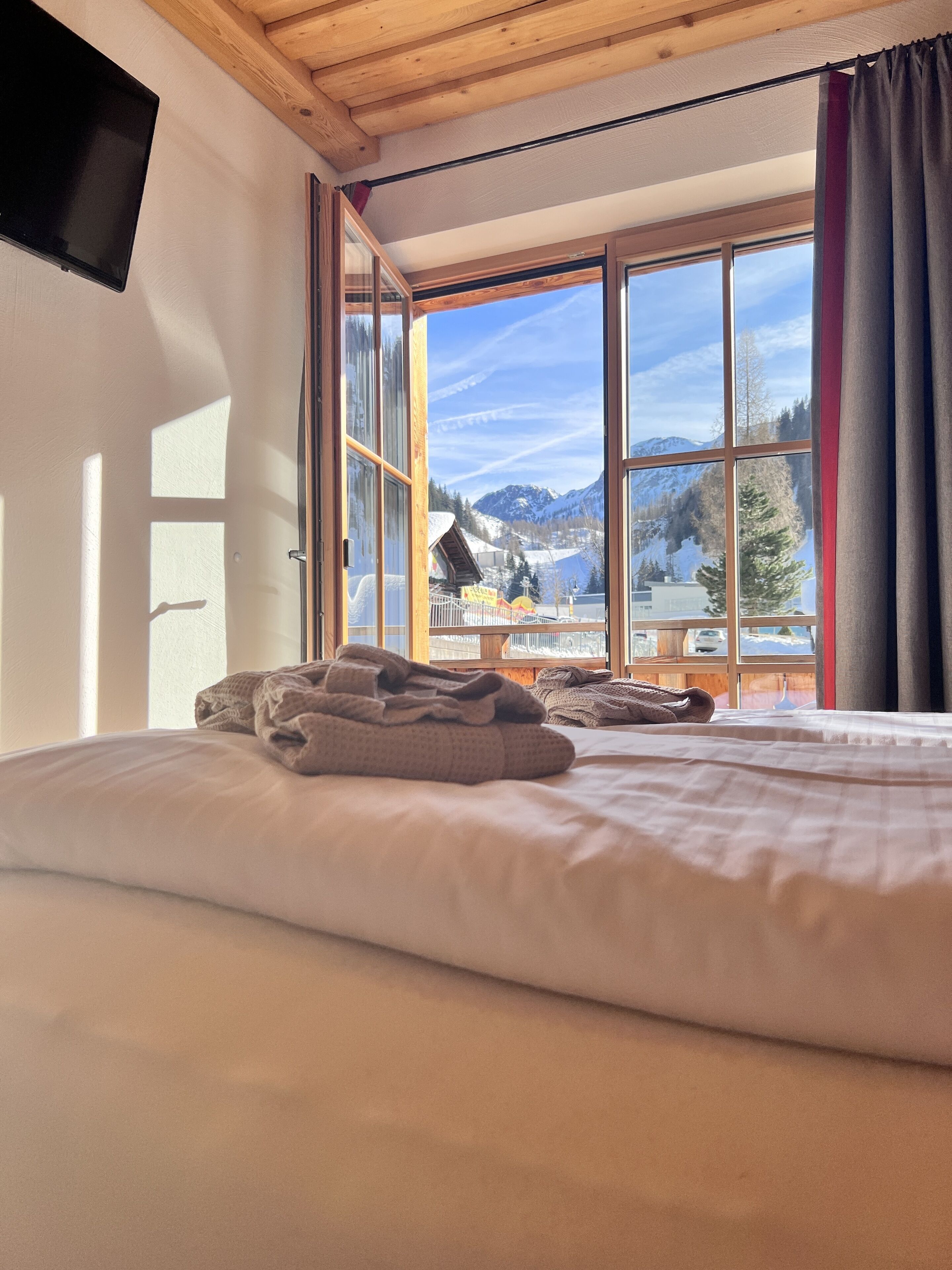 Zimmersafe, individuell eingerichtet, Schreibtisch