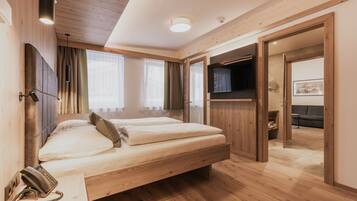 Junior-Suite | 1 Schlafzimmer, Zimmersafe, individuell eingerichtet, Schreibtisch