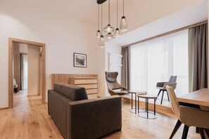 Suite – panorama | Oppholdsområde | En 38-tommers smart-TV med kabel-kanaler samt TV og oppvarmet gulv