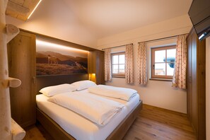 In-room safe, individually furnished, desk, blackout drapes - FIRSTpeak (Altenmarkt im Pongau)
