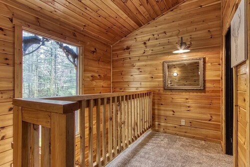 Modern LUXURY+ Rustic Charm +Hot Tub +Large YARD