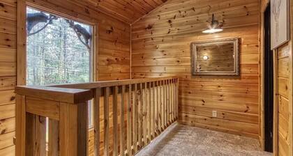 Modern LUXURY+ Rustic Charm +Hot Tub +Large YARD