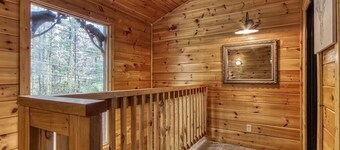 Modern LUXURY+ Rustic Charm +Hot Tub +Large YARD