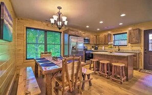 Fridge, microwave, oven, stovetop - NEW! Luxury Cabin/Hot Tub/Theater Seats/Fire Pit (Gatlinburg)