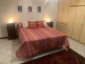 3 bedrooms, desk, iron/ironing board, free WiFi - Ancient village living with modern amenities, overlooking swallows fly below you (Vellano, Pescia)