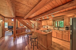Fridge, microwave, stovetop, dishwasher - Large Cabin w/ Fire Pit + Grill on 34 Acres! (Sagle)