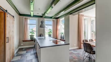 Microwave, stovetop, dishwasher, coffee/tea maker