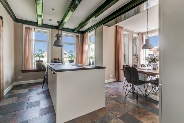 Een magnetron, een kookplaat, een vaatwasser