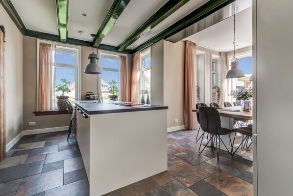 Microwave, stovetop, dishwasher, coffee/tea maker - Stylish Farmhouse with Spa Tub (Kootstertille)