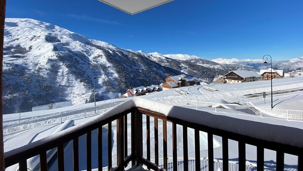 A snow-covered mountain landscape with buildings in the background. - Magnificent 6-person apartment 50 m from the slopes Household linen and towels included! (Valmeinier 1900)