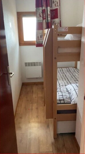 2 bedrooms, travel crib, WiFi, bed sheets