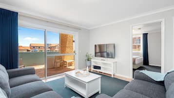 Appartement Standard, 2 chambres, rez-de-chaussée | Coin séjour | Télévision à écran plat de 32 pouces avec chaßnes numériques, télévision