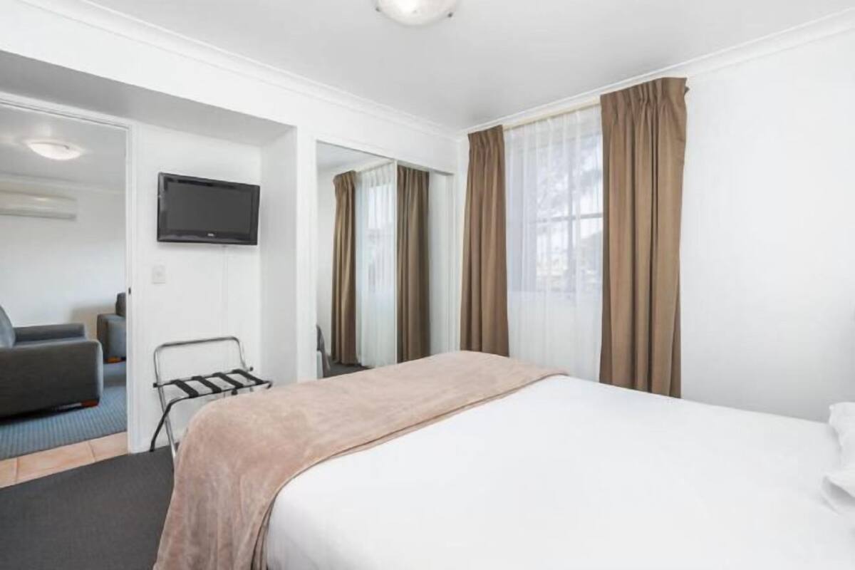 2 bedrooms, individually decorated, individually furnished