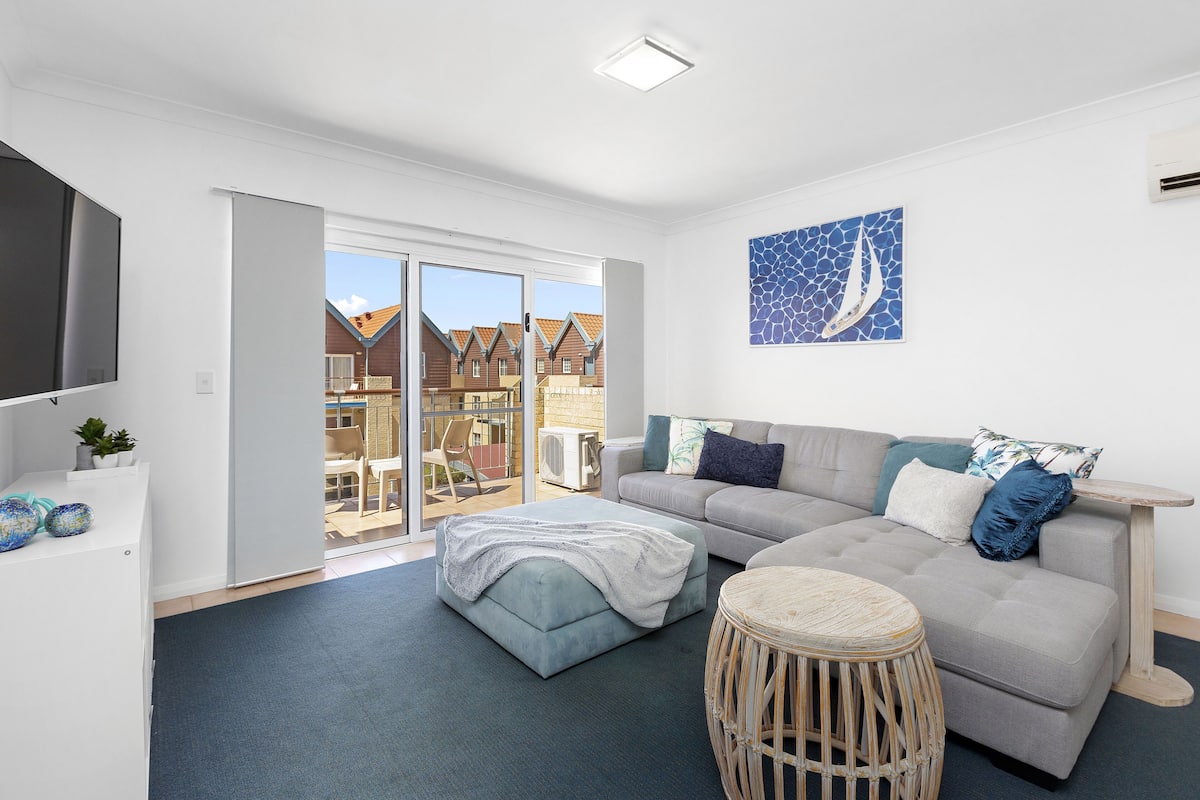 3 Bedroom Apartment 2nd Floor Pool View | Living area