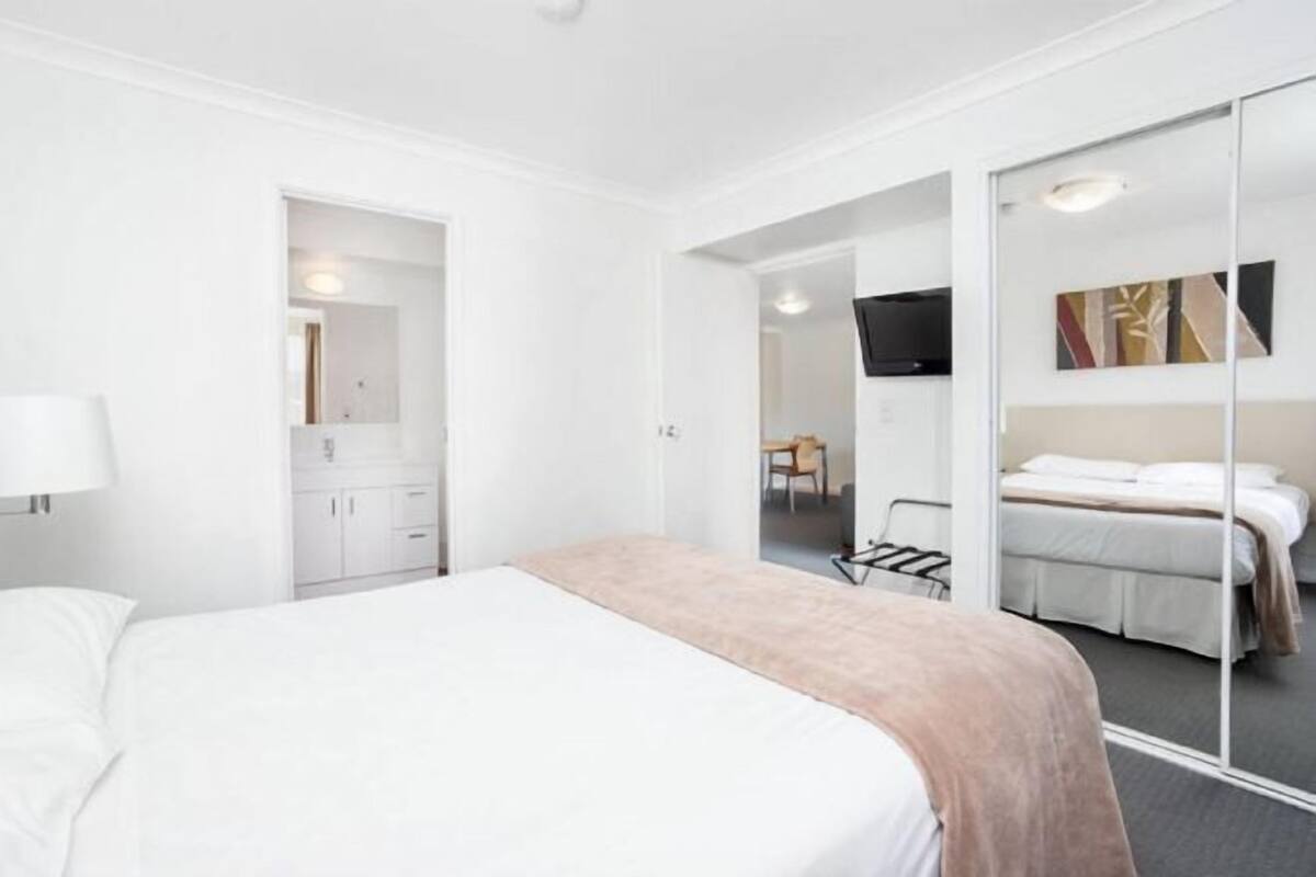 2 bedrooms, individually decorated, individually furnished