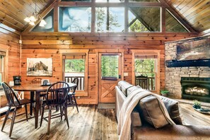 Smart TV, fireplace, video games, DVD player - Cozy/Secluded/HotTub/FastWi-Fi/GameRoom (Sevierville)