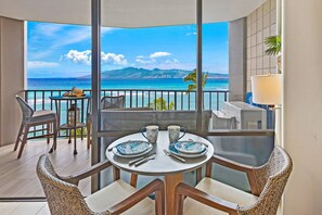 Outdoor dining - Valley Isle Resort #707 - Vacation West Maui - Beachfront Luxury (Lahaina)