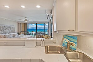 Interior - Valley Isle Resort #707 - Vacation West Maui - Beachfront Luxury (Lahaina)