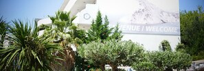 A large outdoor sign with "VENUE | WELCOME" and a mountain backdrop. - Residence le Saint Esteve (La Ciotat)
