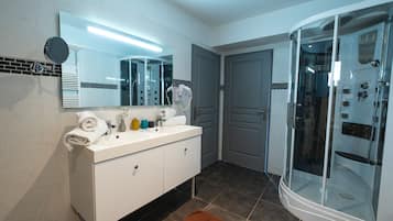 Appartement | Salle de bain | Sèche-cheveux, serviettes fournies, savon, shampoing