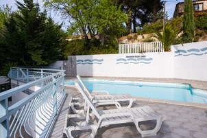 Piscine extérieure, parasols de plage, chaises longues