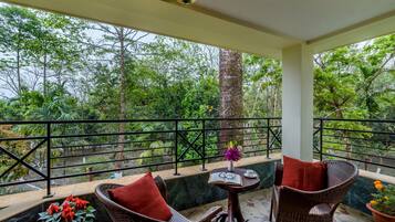 Premium Twin Room | Desk, laptop workspace, rollaway beds, bed sheets