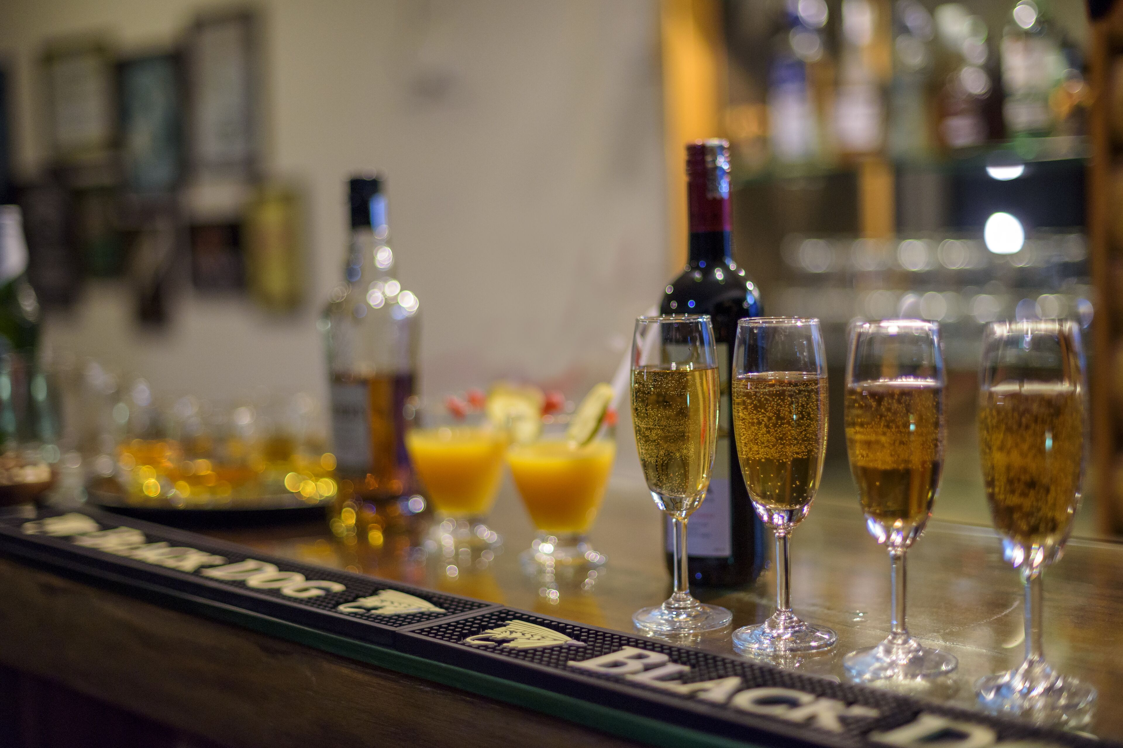 Eine Bar mit Champagnergläsern und einer Weinflasche.