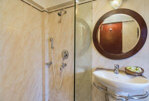 Premium tweepersoonskamer | Badkamer | Een douche, gratis toiletartikelen, handdoeken