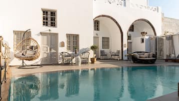 Sæsonbestemt udendørs pool, åben fra kl. 09.30 til kl. 20.00, liggestole