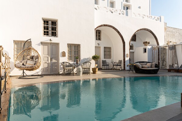 Seasonal outdoor pool, open 9:30 AM to 8:00 PM, sun loungers - The Museum Project Oia (Santorini)