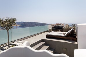 Deluxe Seaview Suite | Balcony view - The Museum Project Oia (Santorini)