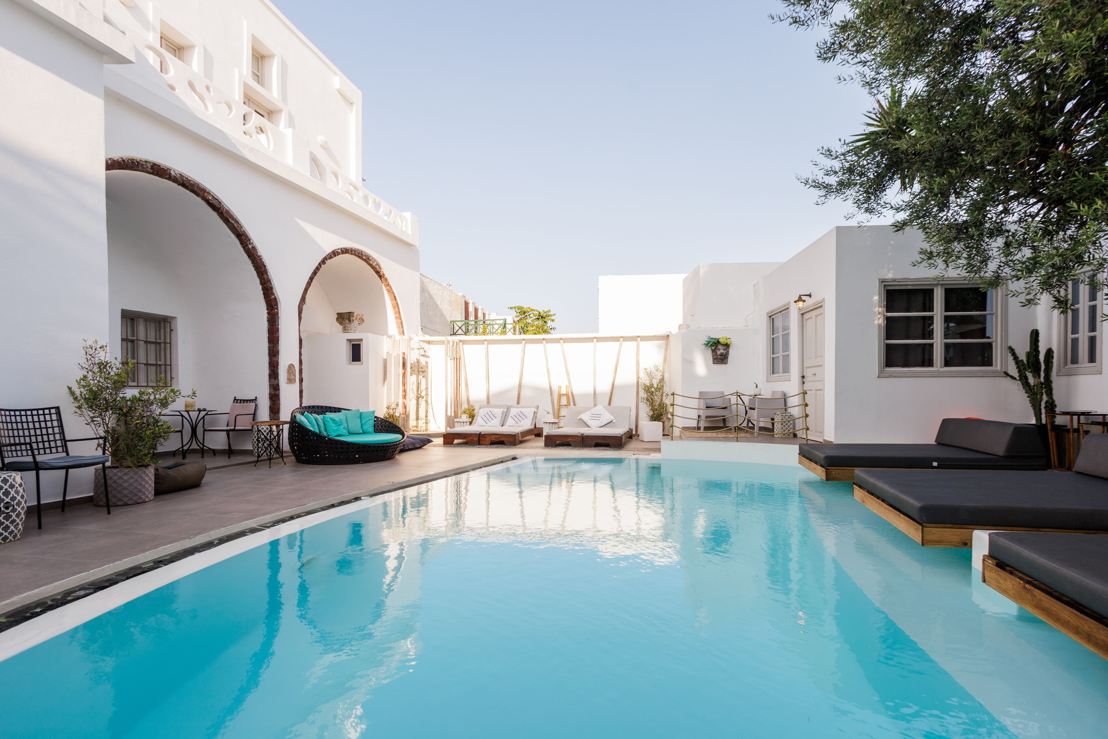 Sesongbasert utendørsbasseng og solsenger