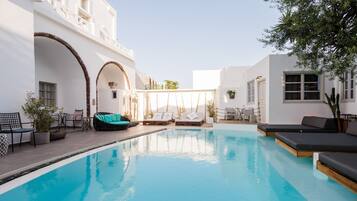 Sesongbasert utendørsbasseng og solsenger