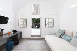 Deluxe Pool Suite | Premium bedding, memory foam beds, minibar, in-room safe - The Museum Project Oia (Santorini)