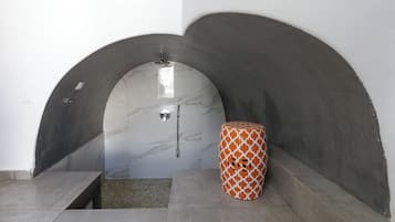 Cave House Suite | Salle de bain | Douche, douche à « effet pluie », sèche-cheveux, peignoirs