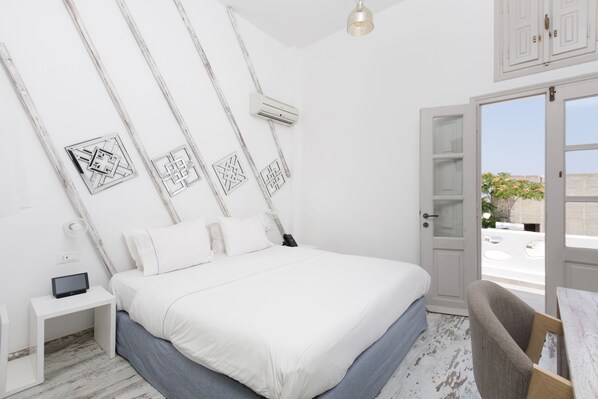 Une chambre à coucher avec un lit, une table de chevet et une chaise.