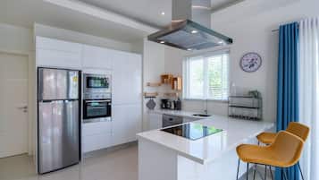 Villa clásica | Cocina privada | Frigorífico, microondas, horno y placa de cocina