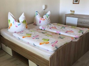 1 bedroom, travel crib, bed sheets